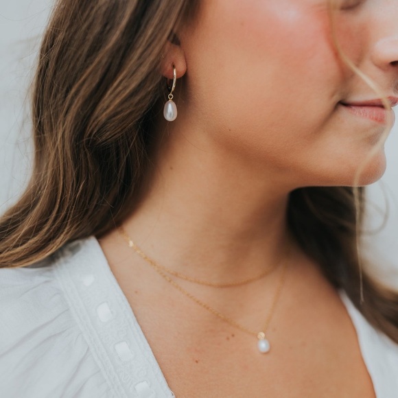 Elegant Gold and White Pearl Earrings - Picture 2 of 3